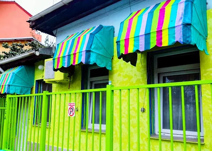 Artsy Entire House, Fully Equipped, 2 Rooms, 2 Beds, Parking, To Yourself! * Бухарест