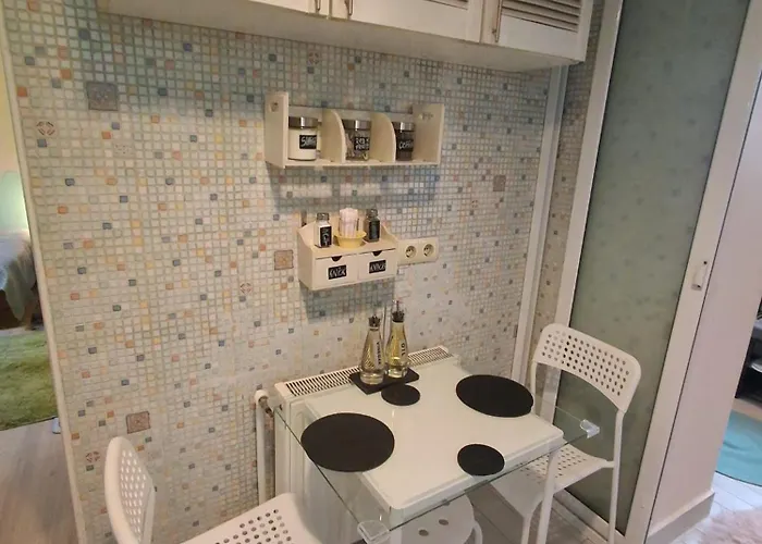 Artsy Entire House, Fully Equipped, 2 Rooms, 2 Beds, Parking, To Yourself! *