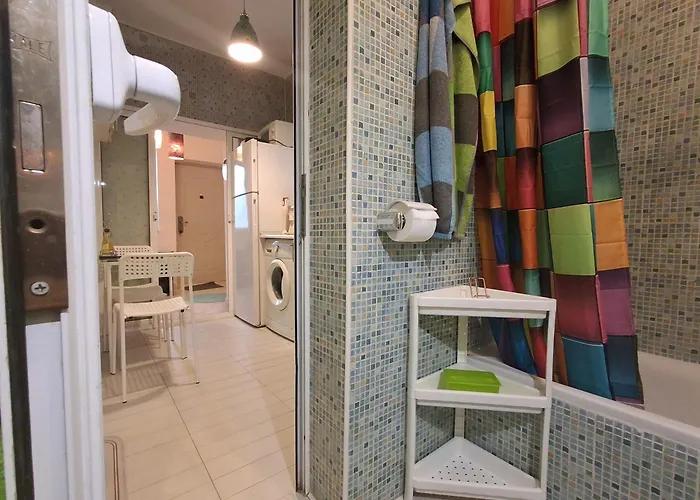 Artsy Entire House, Fully Equipped, 2 Rooms, 2 Beds, Parking, To Yourself! * Bukarest