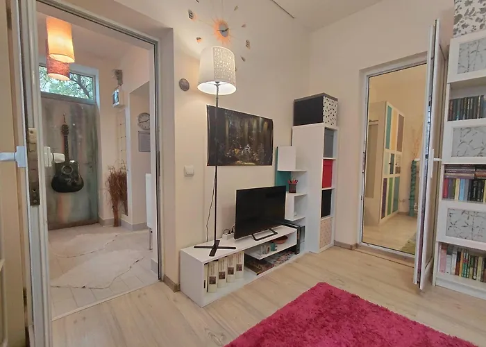 Artsy Entire House, Fully Equipped, 2 Rooms, 2 Beds, Parking, To Yourself! *