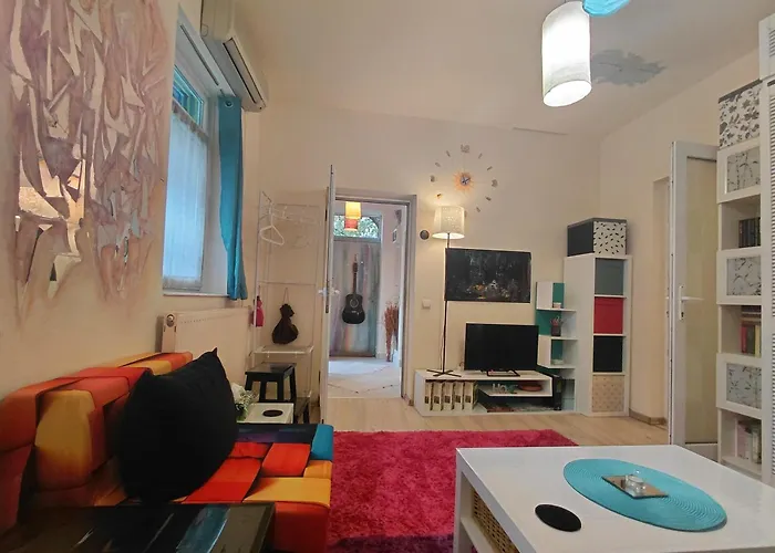 Artsy Entire House, Fully Equipped, 2 Rooms, 2 Beds, Parking, To Yourself!