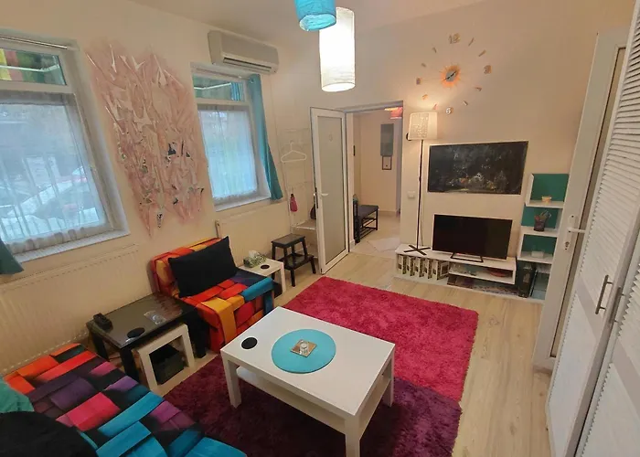 Artsy Entire House, Fully Equipped, 2 Rooms, 2 Beds, Parking, To Yourself! Σπίτι διακοπών *