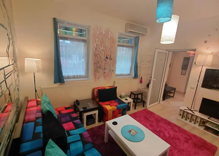 Artsy Entire House, Fully Equipped, 2 Rooms, 2 Beds, Parking, To Yourself! * Bukarest