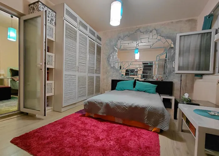 Artsy Entire House, Fully Equipped, 2 Rooms, 2 Beds, Parking, To Yourself! Будинок відпочинку *