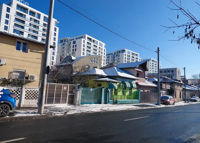 Artsy Entire House, Fully Equipped, 2 Rooms, 2 Beds, Parking, To Yourself! Будинок відпочинку *