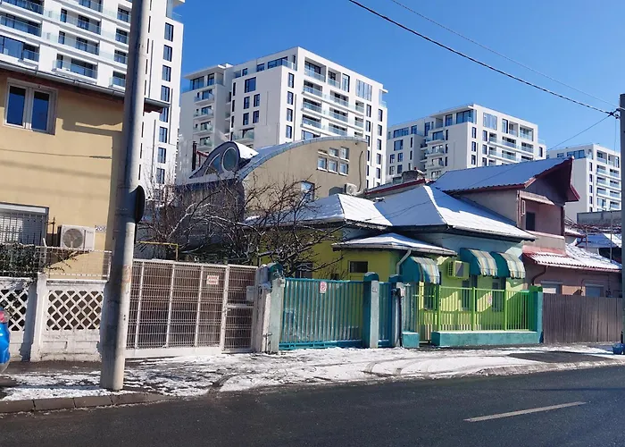 Artsy Entire House, Fully Equipped, 2 Rooms, 2 Beds, Parking, To Yourself! Case de vacanță *