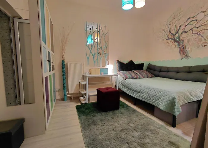 Artsy Entire House, Fully Equipped, 2 Rooms, 2 Beds, Parking, To Yourself!