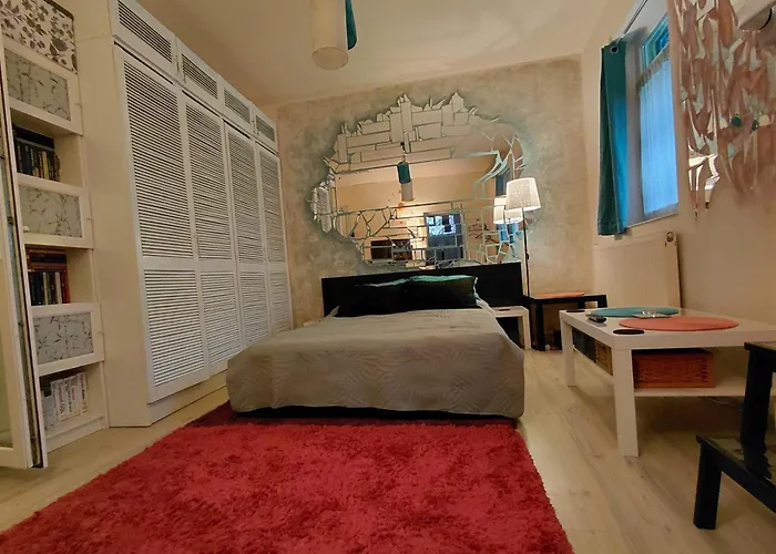 Artsy Entire House, Fully Equipped, 2 Rooms, 2 Beds, Parking, To Yourself! Σπίτι διακοπών