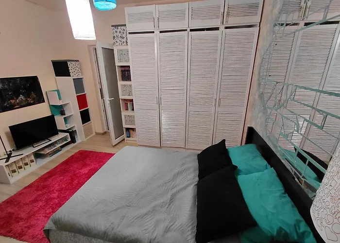 Artsy Entire House, Fully Equipped, 2 Rooms, 2 Beds, Parking, To Yourself! Bucarest