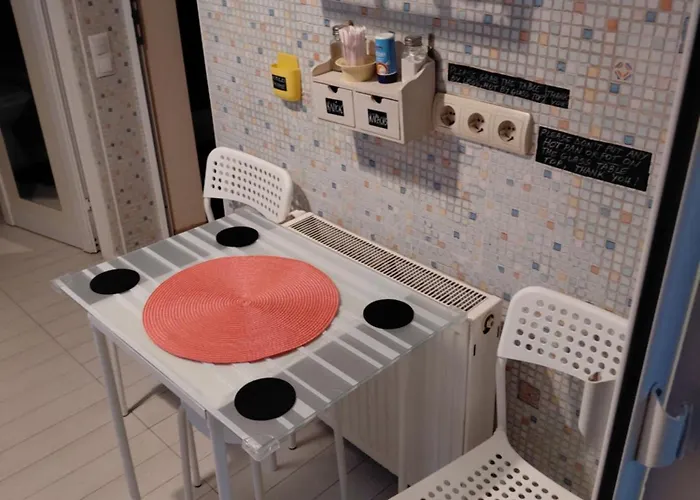 Artsy Entire House, Fully Equipped, 2 Rooms, 2 Beds, Parking, To Yourself! Βουκουρέστι