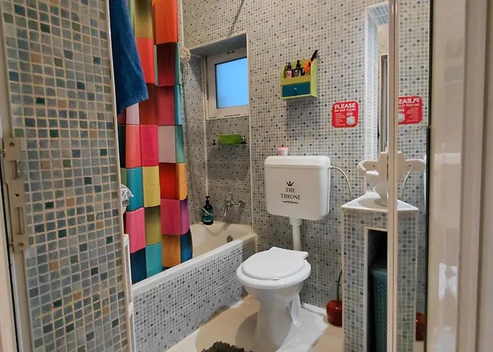 Σπίτι διακοπών Artsy Entire House, Fully Equipped, 2 Rooms, 2 Beds, Parking, To Yourself! Βουκουρέστι