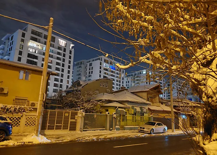 Artsy Entire House, Fully Equipped, 2 Rooms, 2 Beds, Parking, To Yourself! *