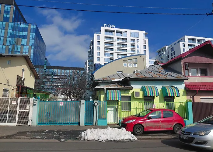 Artsy Entire House, Fully Equipped, 2 Rooms, 2 Beds, Parking, To Yourself! * Bukarest