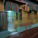Artsy Entire House, Fully Equipped, 2 Rooms, 2 Beds, Parking, To Yourself! Bukarest