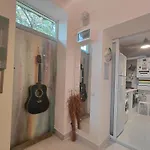 Artsy Entire House, Fully Equipped, 2 Rooms, 2 Beds, Parking, To Yourself! Bukarest