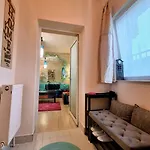 Artsy Entire House, Fully Equipped, 2 Rooms, 2 Beds, Parking, To Yourself! * Bukarest