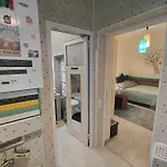 Feriehus Artsy Entire House, Fully Equipped, 2 Rooms, 2 Beds, Parking, To Yourself! Bukarest