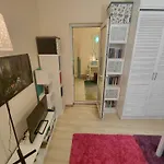 Feriehus Artsy Entire House, Fully Equipped, 2 Rooms, 2 Beds, Parking, To Yourself! Bukarest