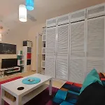 Artsy Entire House, Fully Equipped, 2 Rooms, 2 Beds, Parking, To Yourself! Bukarest