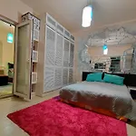 Artsy Entire House, Fully Equipped, 2 Rooms, 2 Beds, Parking, To Yourself! Feriehus Bukarest