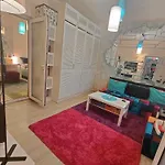 Artsy Entire House, Fully Equipped, 2 Rooms, 2 Beds, Parking, To Yourself! * Bukarest