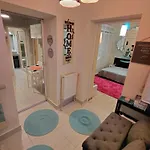 Artsy Entire House, Fully Equipped, 2 Rooms, 2 Beds, Parking, To Yourself! * Bukarest
