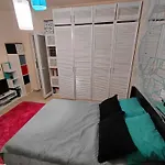 Artsy Entire House, Fully Equipped, 2 Rooms, 2 Beds, Parking, To Yourself! Bukarest