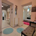 Feriehus Artsy Entire House, Fully Equipped, 2 Rooms, 2 Beds, Parking, To Yourself! Bukarest