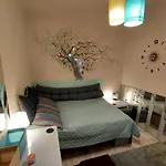 Artsy Entire House, Fully Equipped, 2 Rooms, 2 Beds, Parking, To Yourself! * Bukarest