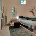 Artsy Entire House, Fully Equipped, 2 Rooms, 2 Beds, Parking, To Yourself! Bukarest