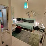 Artsy Entire House, Fully Equipped, 2 Rooms, 2 Beds, Parking, To Yourself! Bukarest