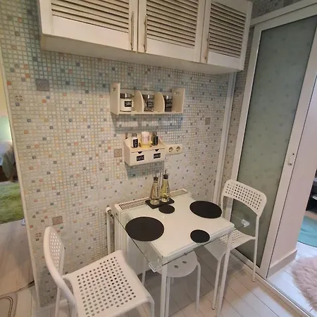 Artsy Entire House, Fully Equipped, 2 Rooms, 2 Beds, Parking, To Yourself! *