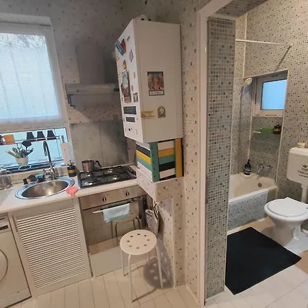 Artsy Entire House, Fully Equipped, 2 Rooms, 2 Beds, Parking, To Yourself! בית נופש