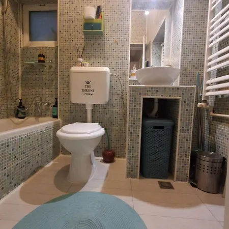 Artsy Entire House, Fully Equipped, 2 Rooms, 2 Beds, Parking, To Yourself! *