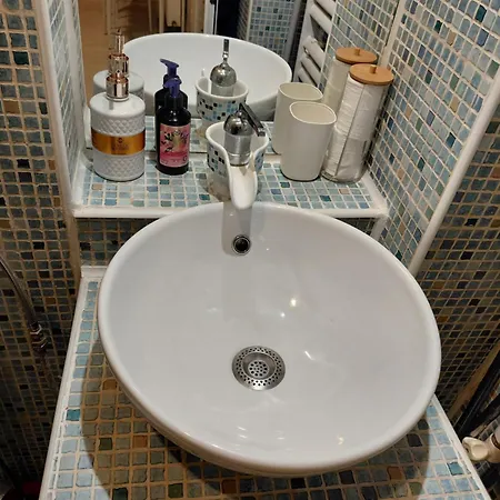 Artsy Entire House, Fully Equipped, 2 Rooms, 2 Beds, Parking, To Yourself! 펜션 부쿠레슈티