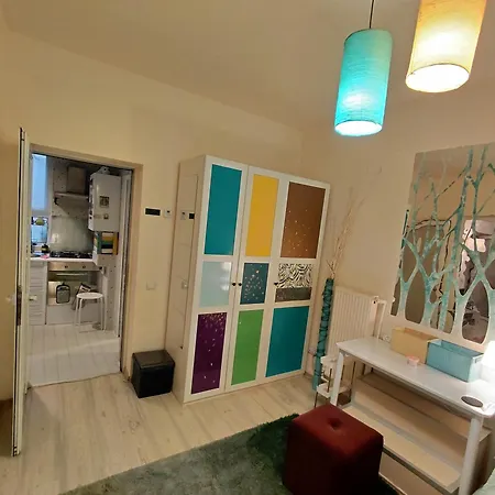 Artsy Entire House, Fully Equipped, 2 Rooms, 2 Beds, Parking, To Yourself! * בוקרשט