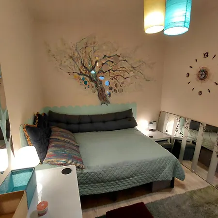 Artsy Entire House, Fully Equipped, 2 Rooms, 2 Beds, Parking, To Yourself! * בוקרשט