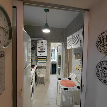 Artsy Entire House, Fully Equipped, 2 Rooms, 2 Beds, Parking, To Yourself! Bucarest