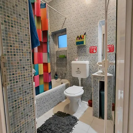 Casa vacanze Artsy Entire House, Fully Equipped, 2 Rooms, 2 Beds, Parking, To Yourself! Bucarest