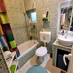 Artsy Entire House, Fully Equipped, 2 Rooms, 2 Beds, Parking, To Yourself! Bukarest
