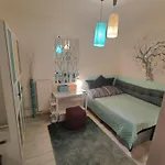 Artsy Entire House, Fully Equipped, 2 Rooms, 2 Beds, Parking, To Yourself! Semesterbostad *