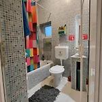 Semesterbostad Artsy Entire House, Fully Equipped, 2 Rooms, 2 Beds, Parking, To Yourself! Bukarest
