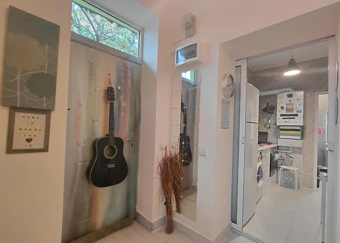 Artsy Entire House, Fully Equipped, 2 Rooms, 2 Beds, Parking, To Yourself! Bükreş