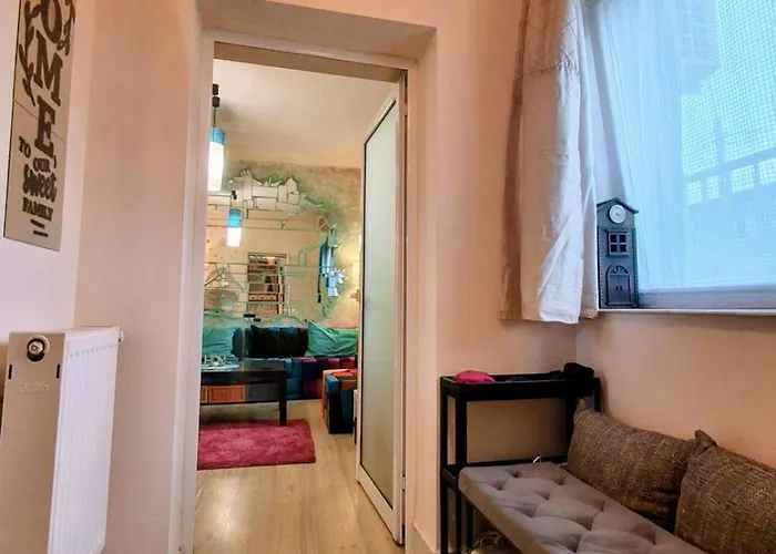 Artsy Entire House, Fully Equipped, 2 Rooms, 2 Beds, Parking, To Yourself! * Bükreş