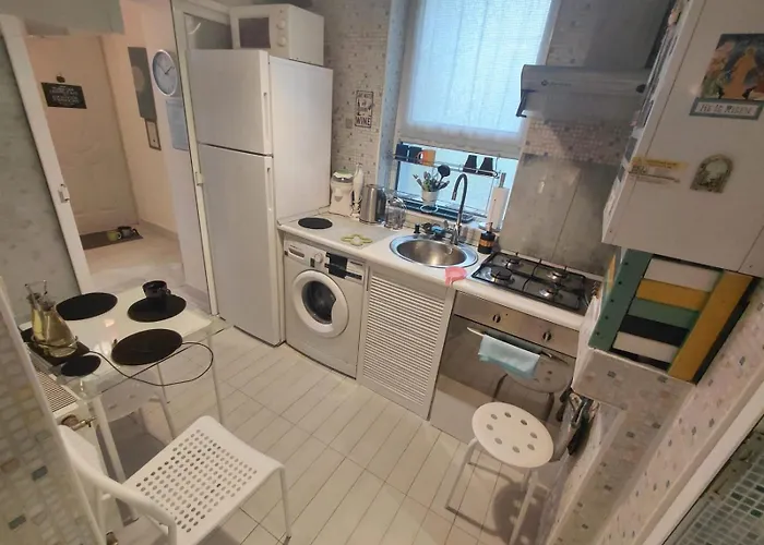 Artsy Entire House, Fully Equipped, 2 Rooms, 2 Beds, Parking, To Yourself! * Bükreş