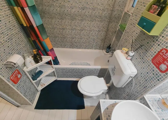 Artsy Entire House, Fully Equipped, 2 Rooms, 2 Beds, Parking, To Yourself! Tatil Evi Bükreş