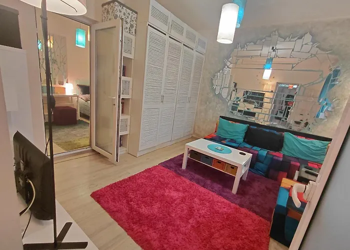 Artsy Entire House, Fully Equipped, 2 Rooms, 2 Beds, Parking, To Yourself! * Bükreş