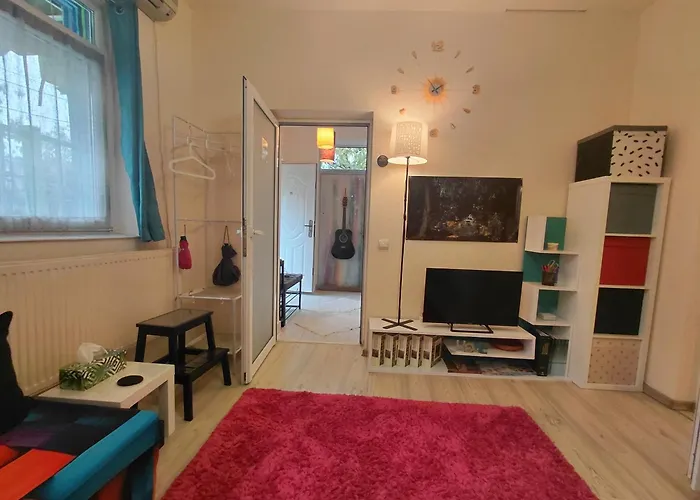 Artsy Entire House, Fully Equipped, 2 Rooms, 2 Beds, Parking, To Yourself! * Bükreş