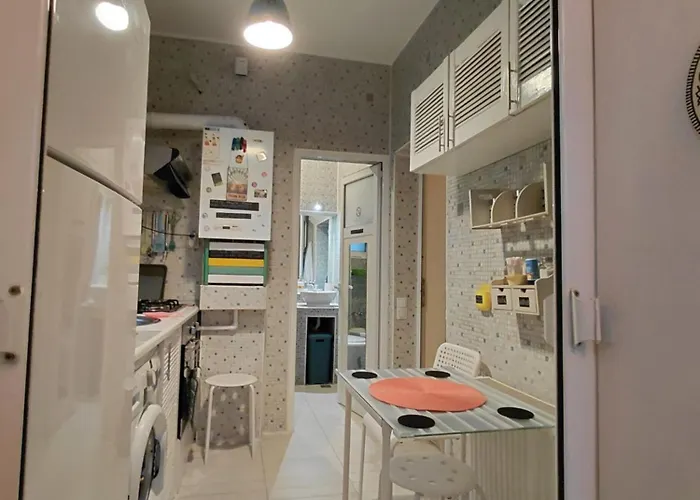Tatil Evi Artsy Entire House, Fully Equipped, 2 Rooms, 2 Beds, Parking, To Yourself! Bükreş