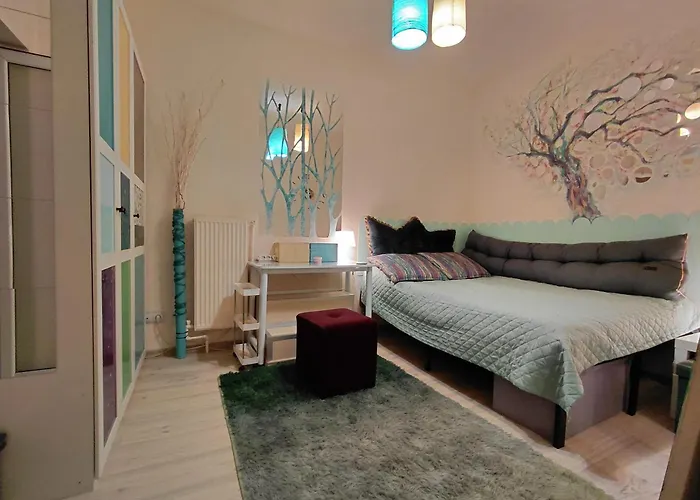 Artsy Entire House, Fully Equipped, 2 Rooms, 2 Beds, Parking, To Yourself! Bükreş